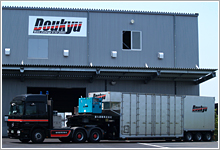 道九運輸倉庫と30t積載ワイド低床エアサストレーラー